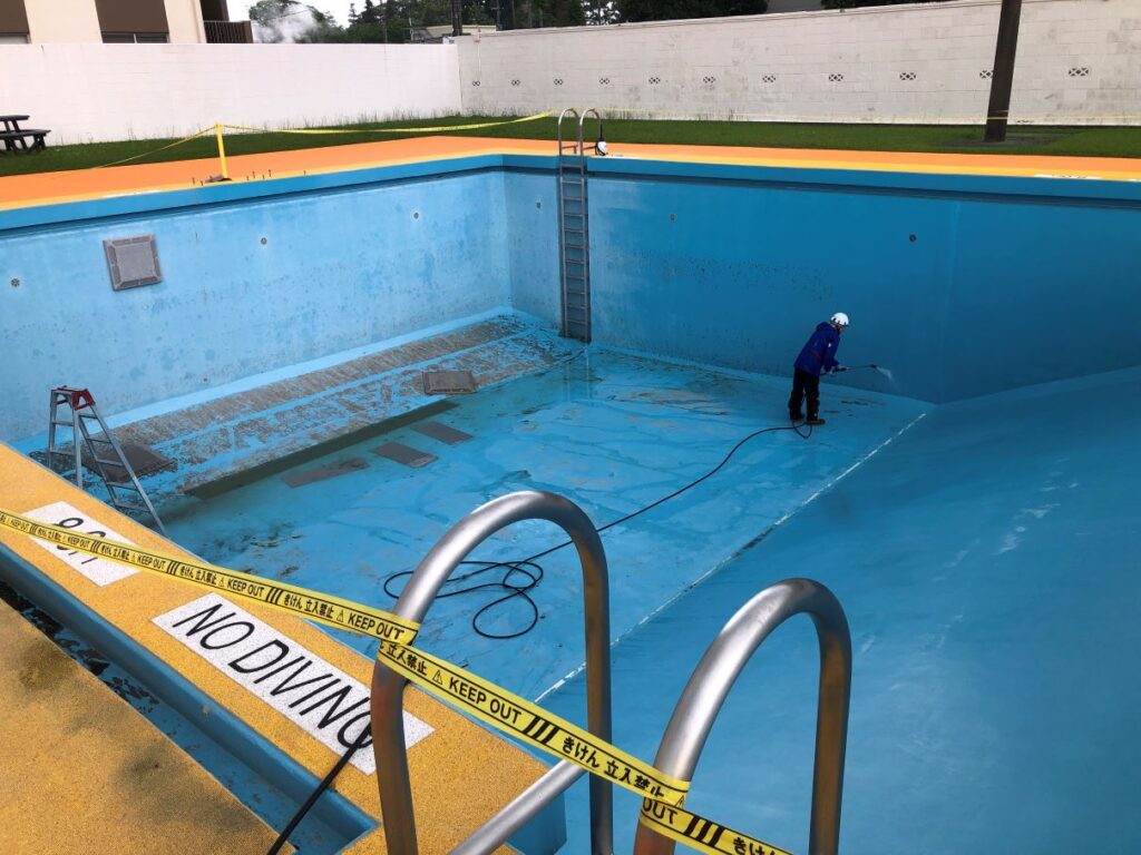 An image of a swimming pool of buildings and incidental facilities in the U.S. Navy Air Facility Atsugi managed by PDFM